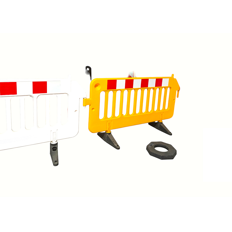 Guarda-corpo giratório para pedestres com intertravamento integrado e moldado por sopro, tipo suporte resistente